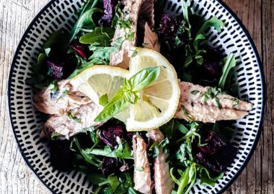 Salade roquette, boulgour, betterave rôtie et maquereau