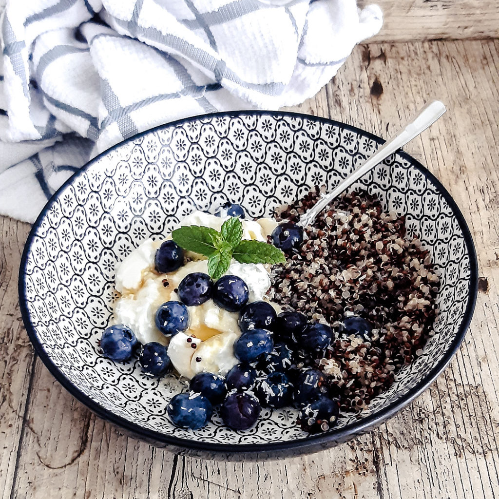 Bowl quinoa yoghourt myrtilles