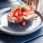 Tartine houmous basilic et tomates
