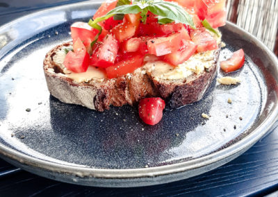 Tartine houmous basilic et tomates
