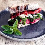Sandwich houmous épinards fromage tomates séchées