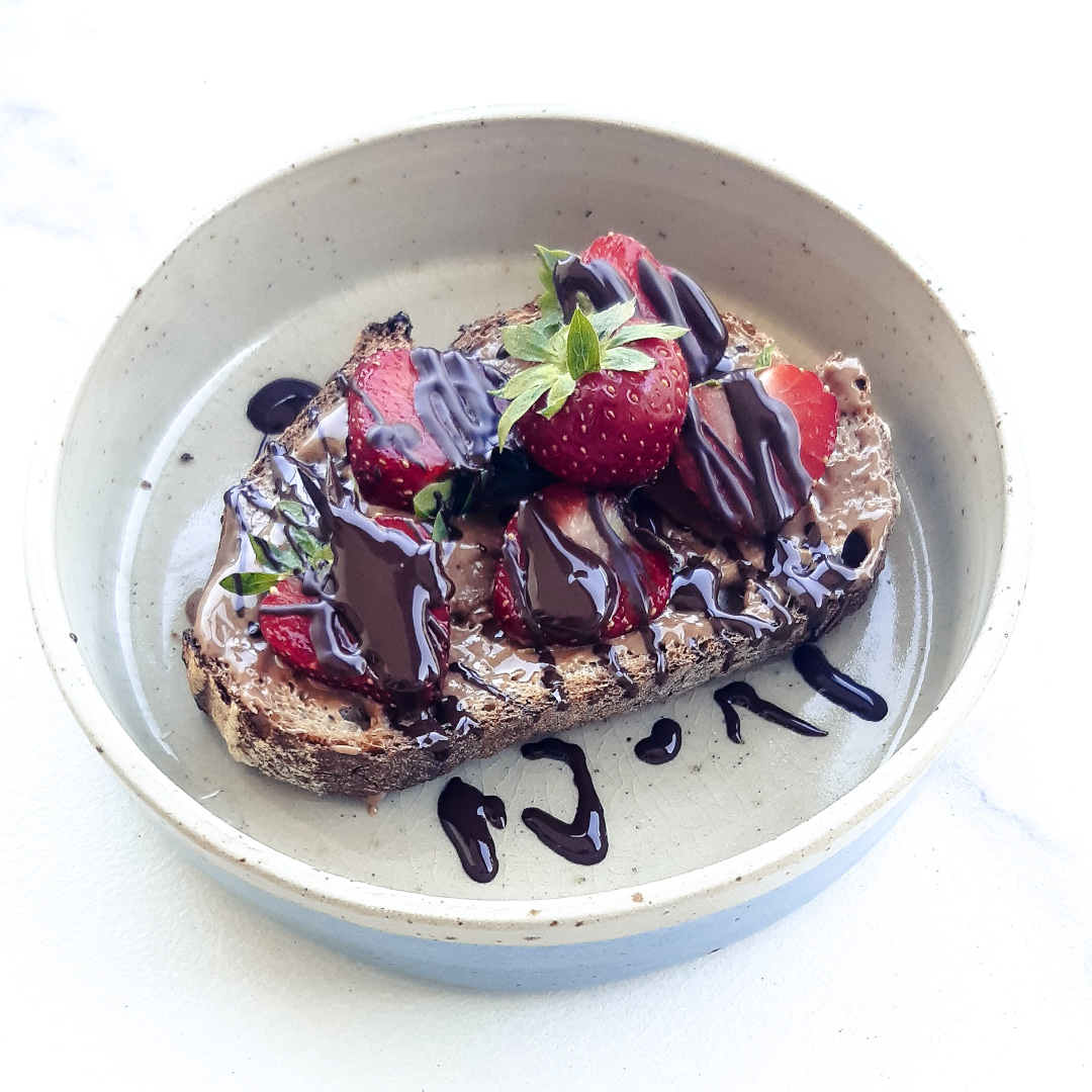 Tartine purée d'amande fraise choco façon nutritionniste