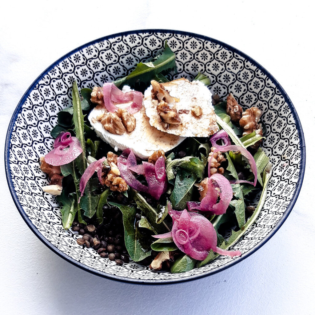 Salade lentilles, dents de lion et chèvre
