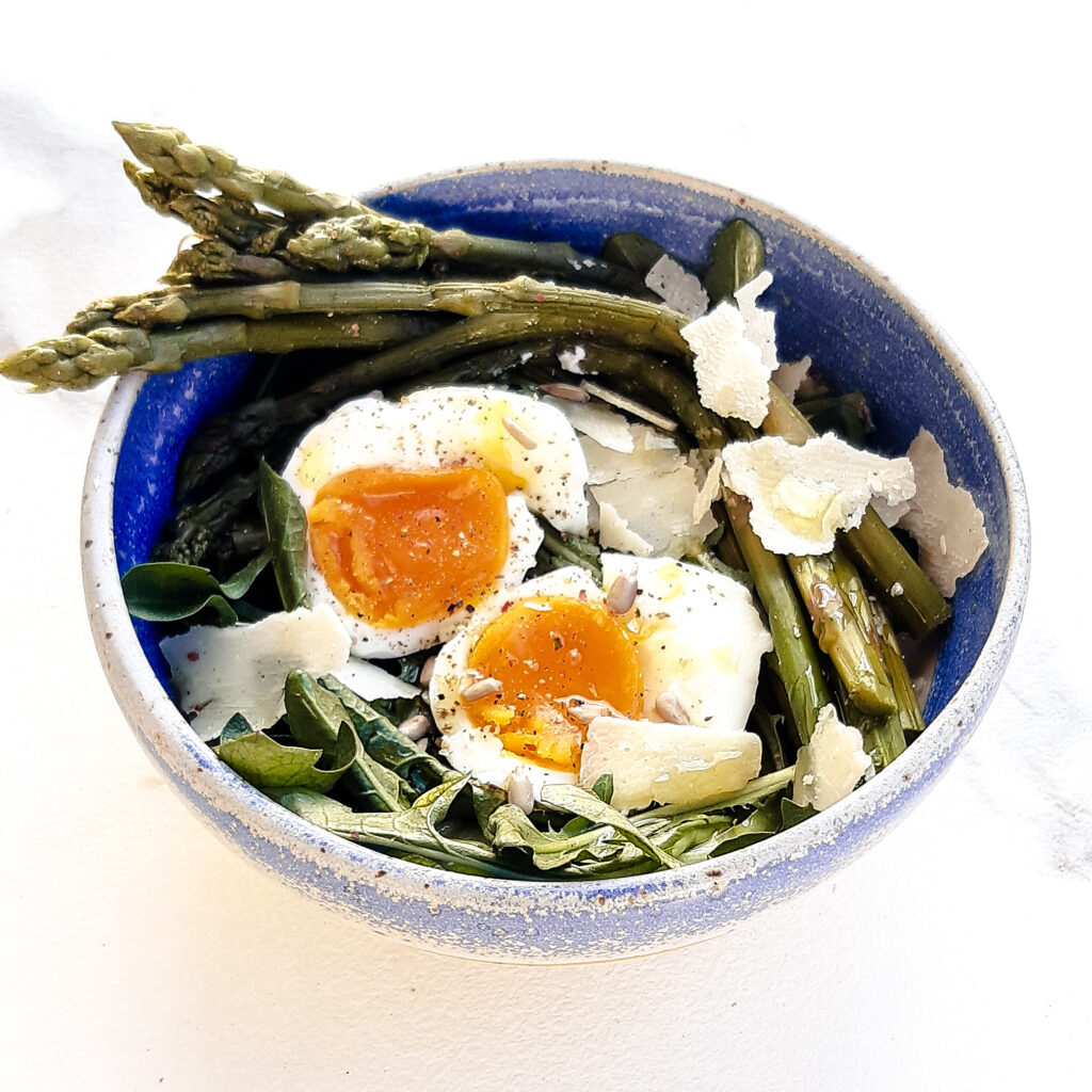 Salade tiède asperge, oeuf mollet, parmesan